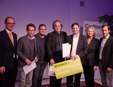 Kategorie Online/Multimedia: Hauptpreisträger Stefan Melichar, Michael Nikbakhsh, Sebastian Pumberger und Ola Westerberg (Profil) mit Jurymitglied Andrea Puschl-Schliefnig, gf. Caritasdirektor der Erzdiözese Wien Klaus Schwertner und Michael Rab, Vorstandsdirektor Raiffeisen NÖ-Wien © Johannes Hloch Hauptpreisträger Kategorie Online/Multimedia