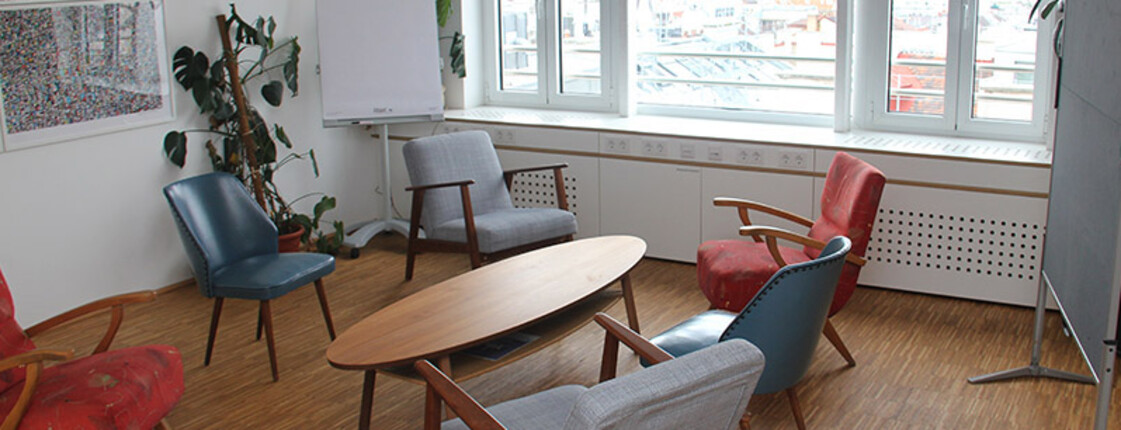 Kreativraum Tisch mit Stühlen