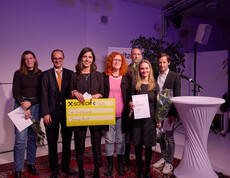 Kategorie Print: Hauptpreisträgerin Soraya Pechtl (Falter) und Anerkennungspreisträger*innen Lisa Kreutzer (Tagebuch), Lisa Breit (Der Standard) und Clemens Neuhold (Profil) mit Jurymitglied Irene Brickner, gf. Caritasdirektor der Erzdiözese Wien Klaus Schwertner und Michael Rab, Vorstandsdirektor Raiffeisen NÖ-Wien © Johannes Hloch Gruppenfoto Preisträger*innen Kategorie Print