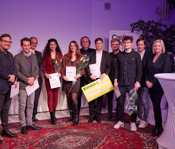 Kategorie Online/Multimedia: Hauptpreisträger Stefan Melichar, Michael Nikbakhsh, Sebastian Pumberger und Ola Westerberg (Profil) und Anerkennungspreisträger*innen Amra Duric (Heute), Laurin Lorenz und Christopher Lettner (DerStandard.at) und Delna Antia-Tatic (Podcast-Reihe „Du bestimmst. Punkt.) mit Jurymitglied Andrea Puschl-Schliefnig, gf. Caritasdirektor der Erzdiözese Wien Klaus Schwertner und Michael Rab, Vorstandsdirektor Raiffeisen NÖ-Wien © Johannes Hloch Gruppenfoto Kategorie Online/Multimedia