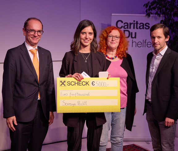 Kategorie Print: Hauptpreisträgerin Soraya Pechtl (Falter) mit Jurymitglied Irene Brickner, gf. Caritasdirektor der Erzdiözese Wien Klaus Schwertner und Michael Rab, Vorstandsdirektor Raiffeisen NÖ-Wien © Johannes Hloch Hauptpreisträgerin Kategorie Print