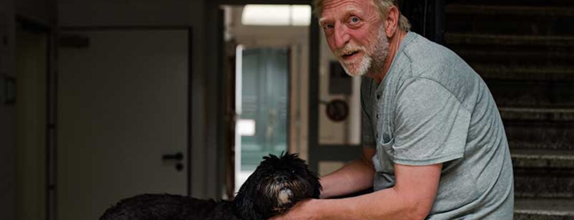 Bewohner mit Hund im Haus St. Josef Bewohner mit Hund im Haus St. Josef