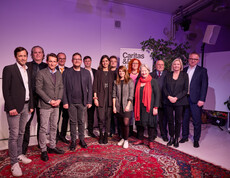Die Hauptpreisträger*innen mit gf. Caritasdirektor der Erzdiözese Wien Klaus Schwertner, Michael Rab, Vorstandsdirektor Raiffeisen NÖ-Wien, Mitgliedern der Jury und Festredner Peter Klien © Johannes Hloch Gruppenfoto Hauptpreisträger*innen